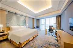 Golf Course-view Queen Room