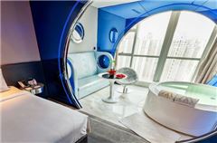 Sci-Fi  Queen Room