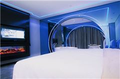 Sci-Fi  Queen Room
