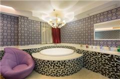 Round-bed Bathtub Room