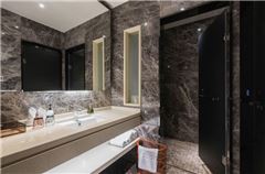 Business Queen Room