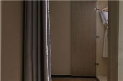 Business Queen Room