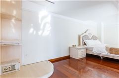Multi-level Deluxe 2-bedroom and 1-living room Suit