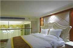 Multi-level Deluxe  Queen Suite