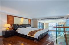 Multi-level Deluxe  Queen Suite