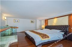 Multi-level Deluxe  Queen Suite