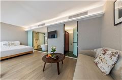Deluxe Romantic Suite