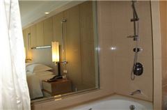 Business Queen Room