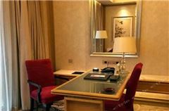 Business Queen Room
