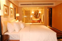 Deluxe Room - Queen Bed
