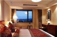 Lake-view Suite