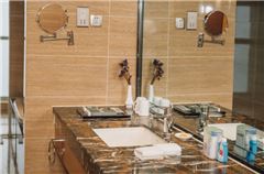Deluxe Panoramic Suite