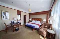 Deluxe Queen Suite