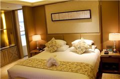 Superior City-View Queen Room