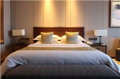 Lake-view Queen Room