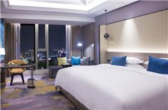 Executive Lake-view Queen Room