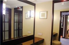 Business Queen Room