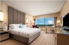 Full Lake View Queen Room