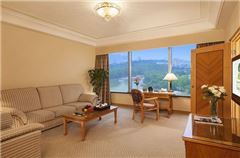 Deluxe Lake-view Suite