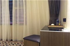 Business Queen Room