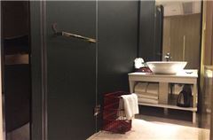 Business Queen Room