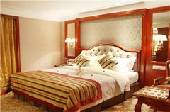 !-bedroom and 1-iving Room