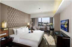 Executive Lake-view Queen Room
