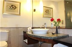 Monarch Queen Room