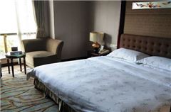 Mid-level  Queen Room