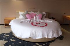 Deluxe Romantic Round-bed Suite