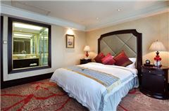 Deluxe Queen Suite