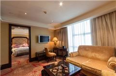 Deluxe Queen Suite