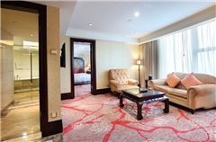 Deluxe Queen Suite