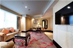 Deluxe Queen Suite