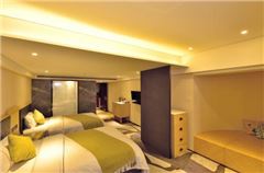 Elegant River-view Room