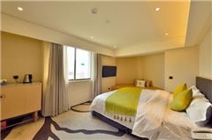 Elegant River-view Room