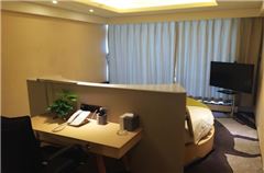 Elegant River-view Room