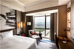 Deluxe River-view Queen Room