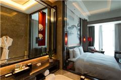 Deluxe River-view Queen Room