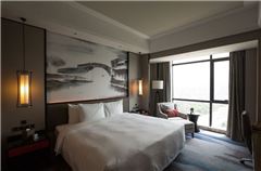 Deluxe River-view Queen Room