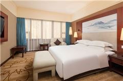 Deluxe Queen Suite