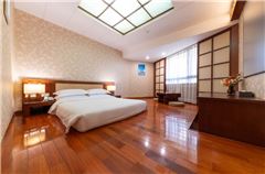 Tatami Giant Curtain Queen Room