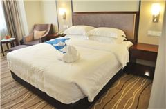 Business Queen Room