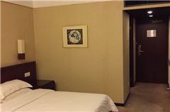 Mini Queen Room