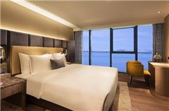 Deluxe Ocean-view Queen Room