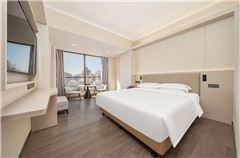 Quiet Queen Room