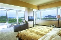 Deluxe River-view Queen Room