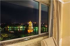 Deluxe River-view Queen Room
