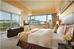 Deluxe River-view Queen Room