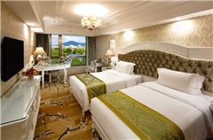 Elegant Lake-view Twin Room